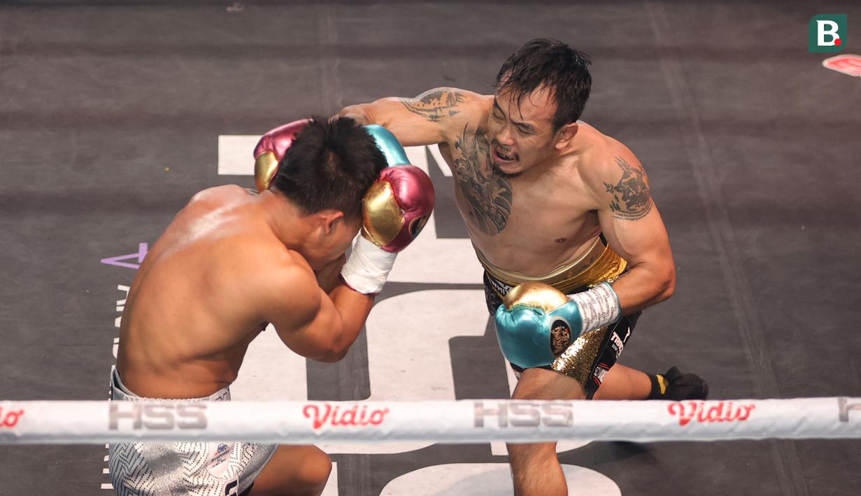 Rudy Golden Boy memberikan pukulan telak ke wajah Paris Pernandes pada laga HSS Series 6 di W Superclub Gatsu, Jakarta, pada Senin (10/11/2025) dini hari WIB. (Bola.com/M Iqbal Ichsan)