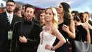 Aktor Simon Helberg dan Jocelyn Towne setibanya di ajang SAG Awards di Los Angeles, Minggu (29/1). Di ajang itu, sejumlah selebriti menunjukkan keberatannya atas kebijakan Donald Trump yang menghentikan program pengungsi di AS (Jordan Strauss/Invision/AP)