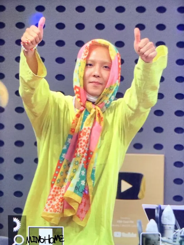 Mino Member Kpop Winner Kenakan Pashmina dari Brand Indonesia, credit: Mino