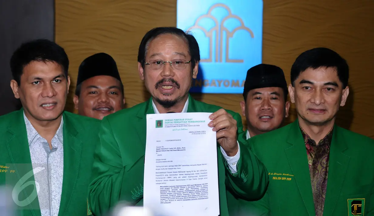 Djan Faridz (tengah) bersama pengurus PPP memberi keterangan usai menemui Menkumham Yasonna Laoly di Jakarta, Selasa (23/11). Djan Faridz melaporkan hasil putusan PTUN yang mengabulkan gugatan PPP kubu Djan Faridz. (Liputan6.com/Helmi Fithriansyah)