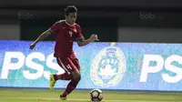 Bek Timnas Indonesia U-19, Samuel Christianson, menggiring bola saat melawan Kamboja U-19 pada laga persahabatan di Stadion Patriot, Bekasi, Rabu (4/10/2017). Indonesia menang 2-0 atas Kamboja. (Bola.com/Vitalis Yogi Trisna)