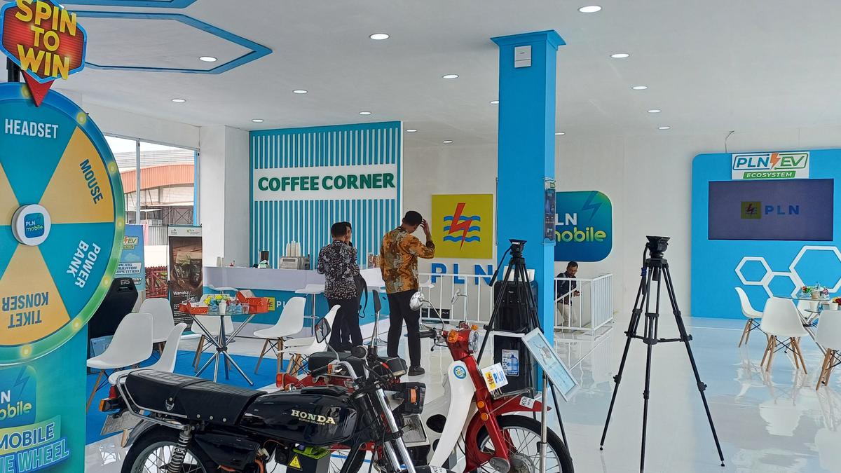 PLN Bakal Buka Bisnis Penukaran Baterai Motor Listrik di Alfamart Cs