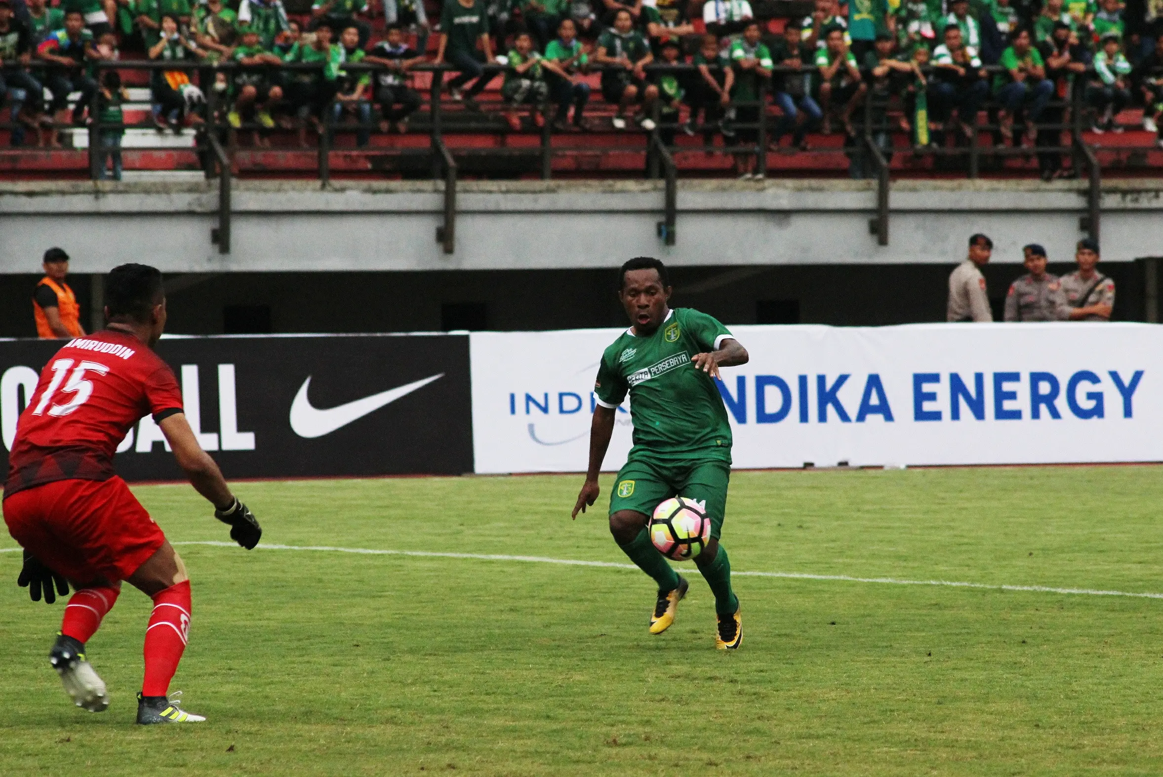 Penggawa Persebaya Surabaya Ferinando Pahabol (kanan) beraksi pada laga Grup C Piala Presiden melawan PS TNI di Gelora Bung Tomo, Kamis (18/1/2018). (Liputan6.comDimas Angga P)