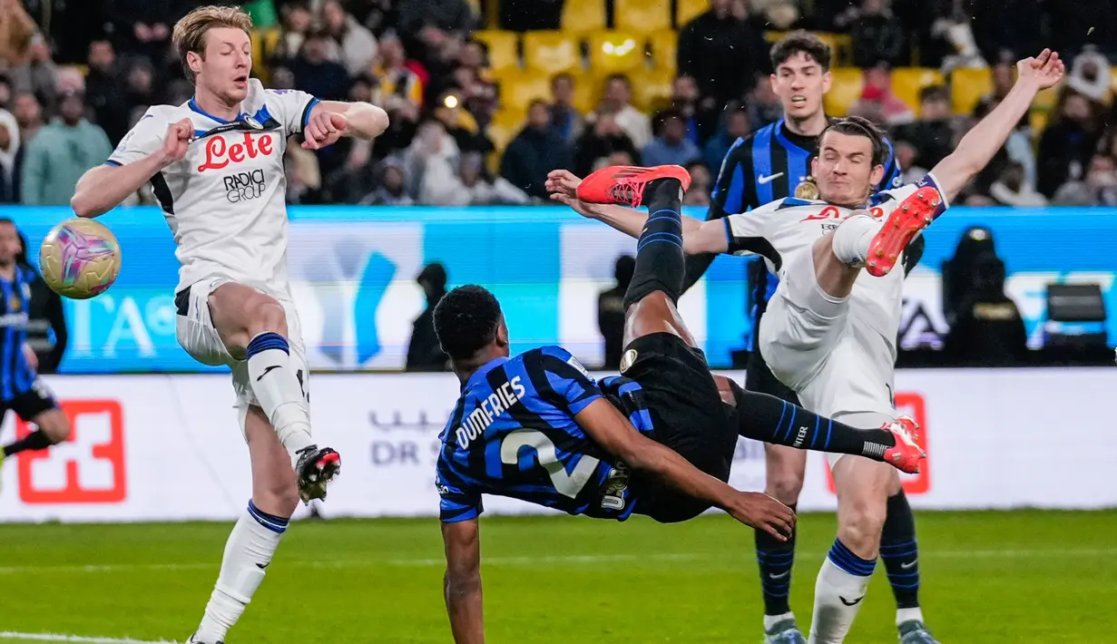 Pemain Inter Milan, Denzel Dumfries, mencetak gol ke gawang Atalanta dalam laga semifinal Supercoppa Italiana 2024 yang digelar di Al Awwal Park, Riyadh, Jumat (3/1/2025) dini hari WIB. (AP Photo/Altaf Qadri)