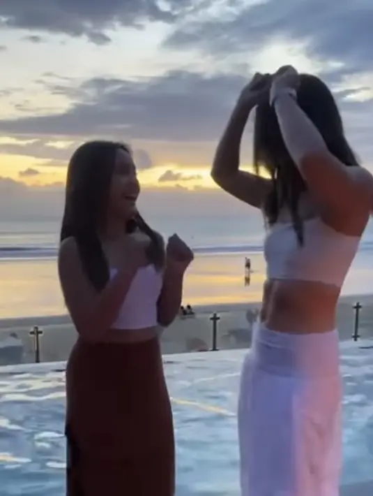 Keduanya pun tampil tanpa aksesori, hanya Nia tampil mengenakan jam tangannya.  Credit: Instagram (@ramadhaniabakrie)