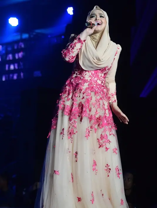 Dengan gaun berwarna krim dengan hiasan pink di sekitarnya membuat penampilan Siti Nurhaliza pada konser raya 21 indosiar untuk Indonesia di istora senayan jakarta menjadi tambah cantik. (KapanLagi/Bambang E Ros)