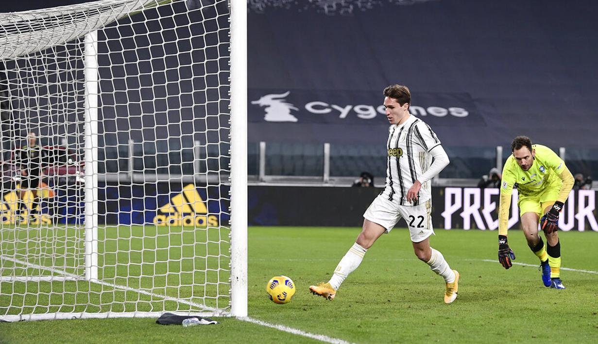 Pemain Juventus Federico Chiesa (kiri) mencetak gol ke gawang SPAL pada pertandingan perempat final Coppa Italia di Allianz Stadium, Turin, Italia, Rabu (27/1/2021). Juventus meraih tiket semifinal Coppa Italia usai membantai SPAL 4-0. (Fabio Ferrari/LaPresse via AP)