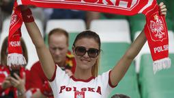 Fans cantik Polandia membentangkansyalsaatmendukung timnya melawan Swiss pada Piala Eropa 2016 di Stadion Geoffroy-Guichard, Saint-Etienne (26/6/2016) WIB.  (REUTERS/Yves Herman)