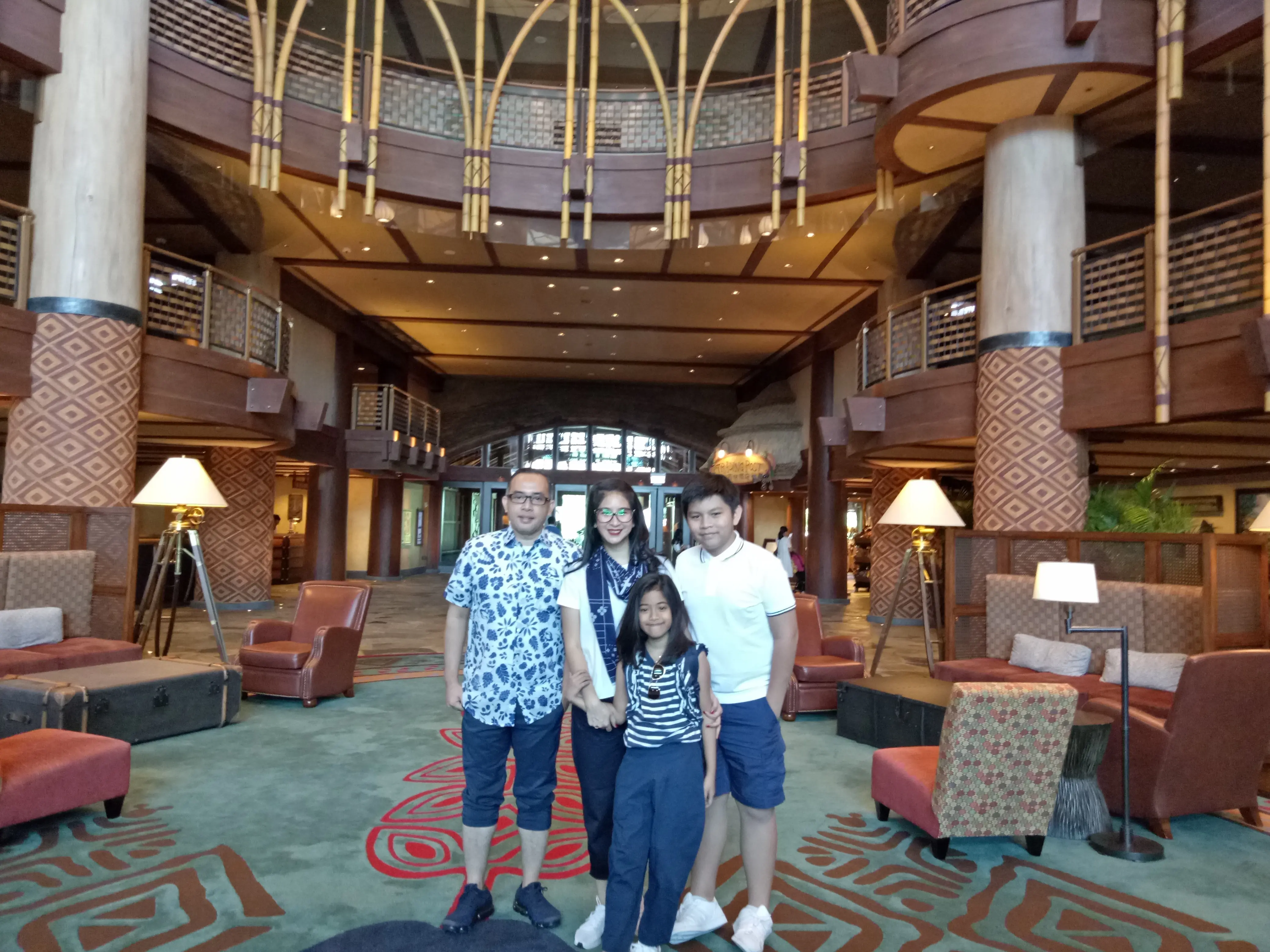 Novita Angie bersama keluarga di Disney Explorers Lodges.