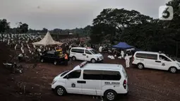 Mobil ambulans terus berdatangan hingga malam hari di TPU Pondok Ranggon, Jakarta, Kamis (24/9/2020). Jumlah kumulatif kasus Covid-19 di Indonesia mencapai 262.022 orang per Kamis (24/9) dengan 191.853 orang dinyatakan sembuh dan 10.105 orang meninggal dunia. (merdeka.com/Iqbal Nugroho)