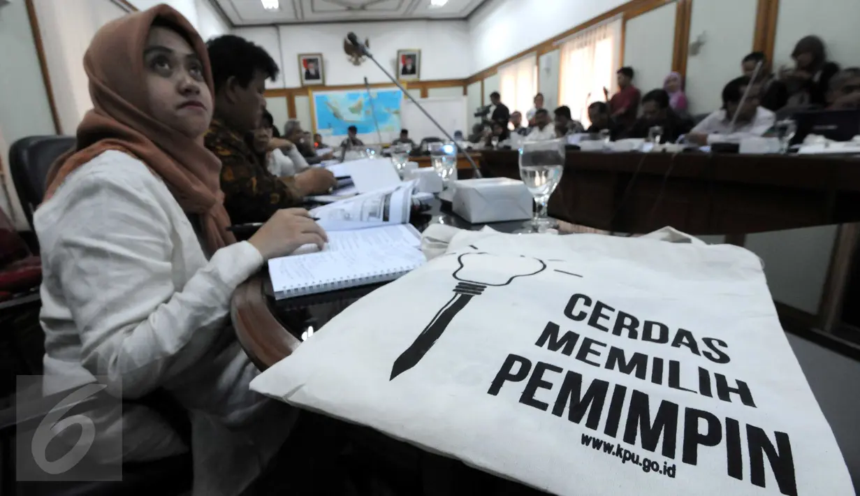 Peserta FGD yang dihadiri sekitar 14 lembaga pemantau pemilu yang digelar KPU untuk membahas proses pemungutan dan penghitungan suara pada penyelenggaraan Pilkada serentak mendatang di gedung KPU, Jakarta, Selasa (29/9). (Liputan6.com/Helmi Afandi)