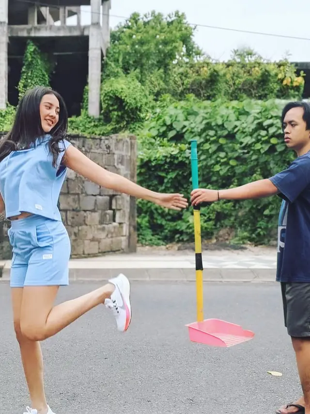 Penuh Imajinasi, 6 Editan Foto Pria Traveling Bareng Anya Geraldine Ini Kocak