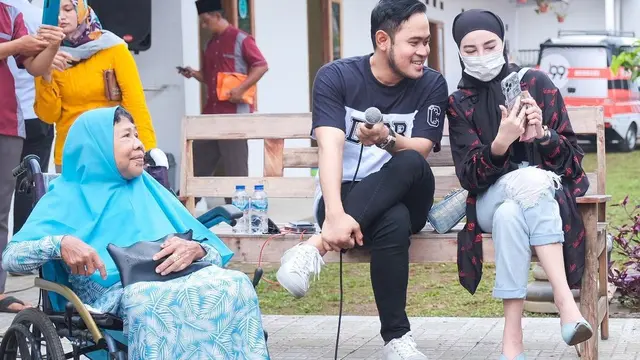 Ditelantarkan ke Panti Jompo, Ini 6 Momen Gilang Widya Crazy Rich Malang Jenguk Ibu Trimah yang Viral