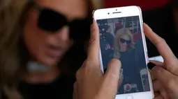 Fans mengabadikan gambar aktris Paris Hilton di ponselnya di Arco Norte Store di Mexico City, (8/11). Kehadiran Paris Hilton di Meksiko untuk mempromosikan sepatu terbarunya. (AP Photo / Marco Ugarte)