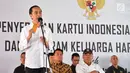 Presiden Jokowi menyampaikan keterangan dalam penyerahan KIP dan PKH di SMA Negeri 1 Palembang, Sumatra Selatan (22/1). Dalam kunjungan kerjanya tersebut Presiden Jokowi menyerahkan langsung kepada 1.700 penerima KIP. (Liputan6.com/Pool/Biro Setpres)