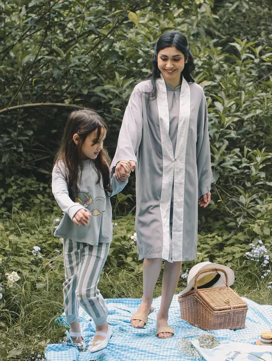 Koleksi set Monomom berupa loungewear dan dress karakter dari film Bambi. Semua pakaian Monomom merupakan busui-friendly karena dilengkapi dengan bukaan menyusui tersembunyi. Selain untuk dewasa, ada juga set piyama untuk anak bermotif Thumper yang cocok dipakai bermain sehari-hari. (Foto: hypefast)