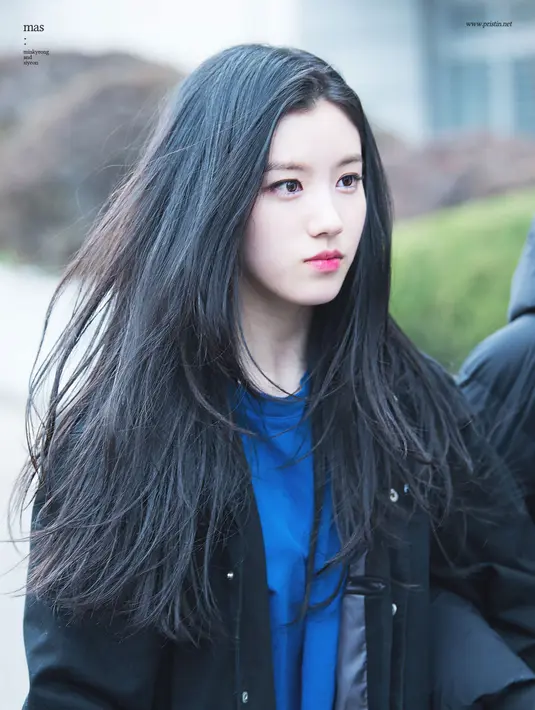 Sebelum mulai debutnya dengan PRISTIN pada 2016, Siyeon sempat menjadi trainee selama 9 tahun. (Foto: koreaboo.com)