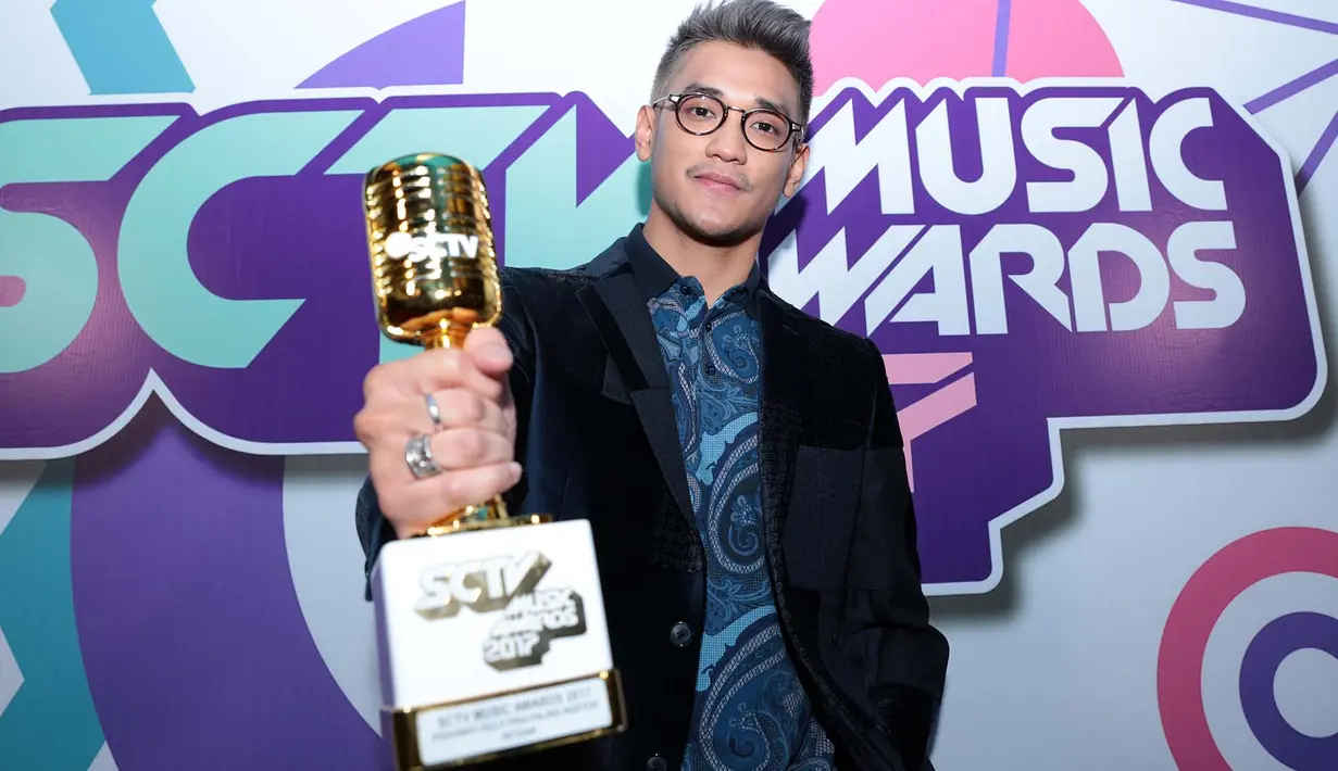 Afgansyah Reza kembali menyabet penyanyi dalam kategori Penyanyi Solo Pria Paling Ngetop dalam SCTV Music Awards (SMA). Dalam kategori ini, ia berhasil mengalahkan nominasi lain, Anji, Rizky Febian, Tulus dan Virgoun. (Deki Prayoga/Bintang.com)
