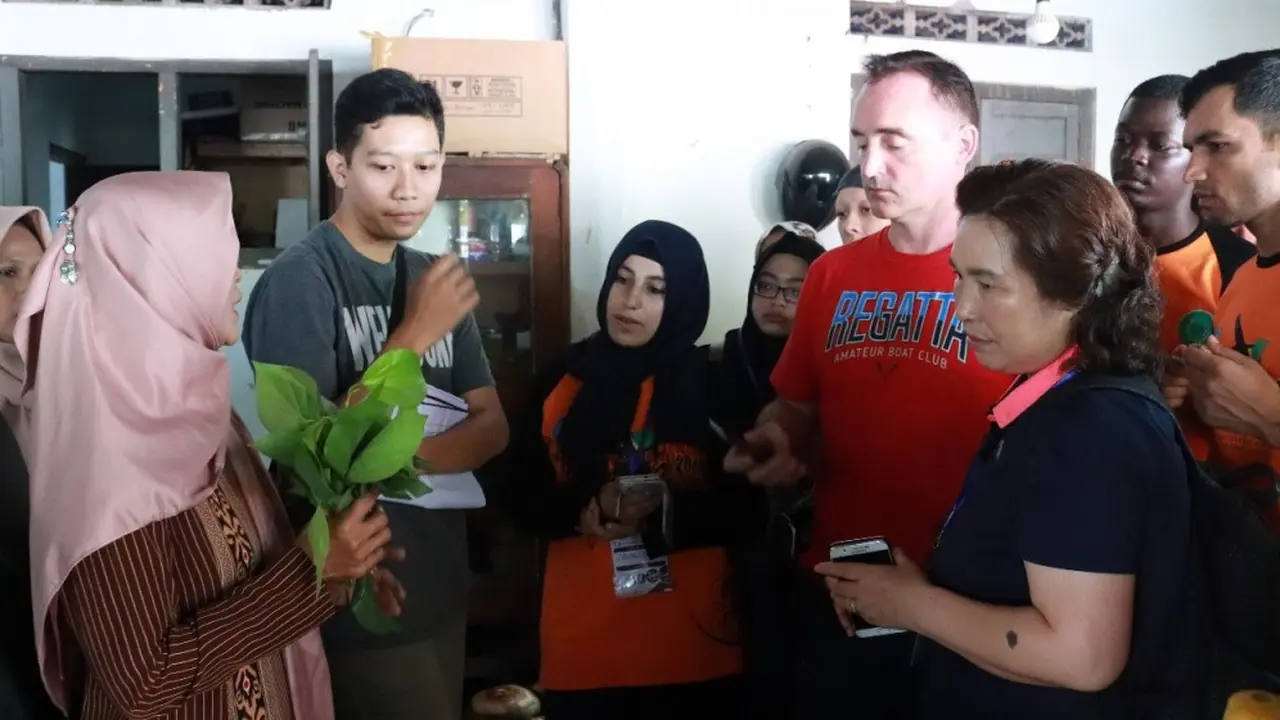 Mahasiswa luar negeri belajar mengenal jenis tanaman herbal yang bermanfaat untuk kesehatan dan merupakan bahan baku jamu. (Foto: Liputan6.com/Humas UMP/Muhamad Ridlo)