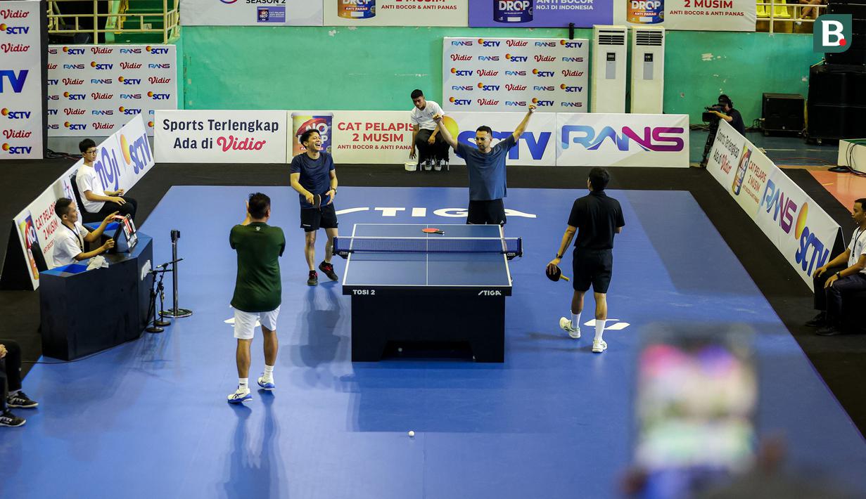 Selebrasi pasangan Raffi Ahmad/Ariel Noah setelah memenangkan pertandingan menghadapi pasangan Desta/Gading Marten pada laga ganda putra Turnamen Olahraga Selebriti Indonesia (TOSI) season 2 di GOR POPKI Cibubur, Jakarta Timur, Sabtu (13/01/2024). Raffi Ahmad/Ariel Noah menang 3-1 (21-10, 21-14, 17-21 dan 21-13). (Bola.com/Bagaskara Lazuardi)