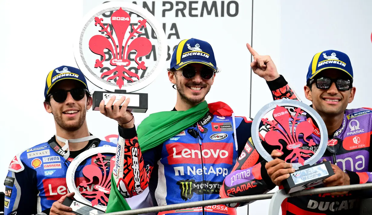 Francesco Bagnaia akhirnya menempati posisi terdepan sekaligus mengungguli rekan setim Enea Bastianini (Ducati Lenovo) dan Jorge Martin (Prima Pramac Racing). (Marco BERTORELLO/AFP)