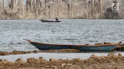 Warga menjaring ikan di Waduk Jatigede, Desa Cipaku, Sumedang, Jawa Barat, Senin  (17/9). Musim kemarau yang menyurutkan Waduk Jatigede dimanfaatkan warga untuk menjaring ikan dan mengumpulkan puing bangunan serta kayu. (Liputan6.com/Herman Zakharia)