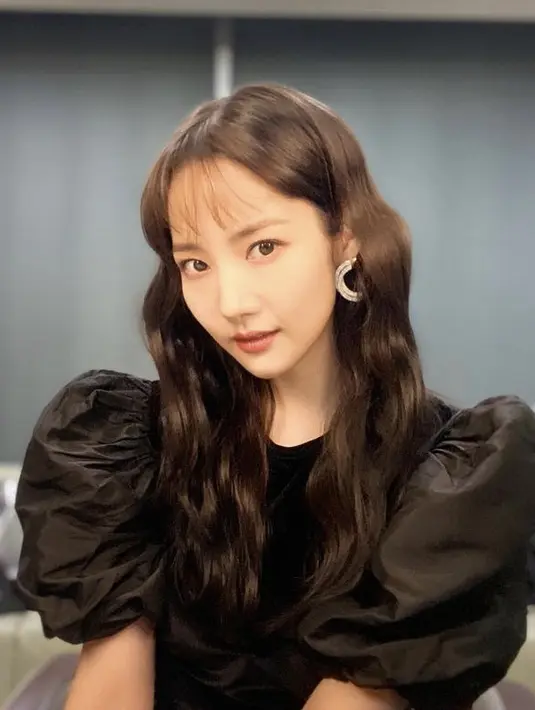 Rambut panjang wave juga membuatmu tampil memesona dengan seperti Park Min Young ini. @Rachel_mypark