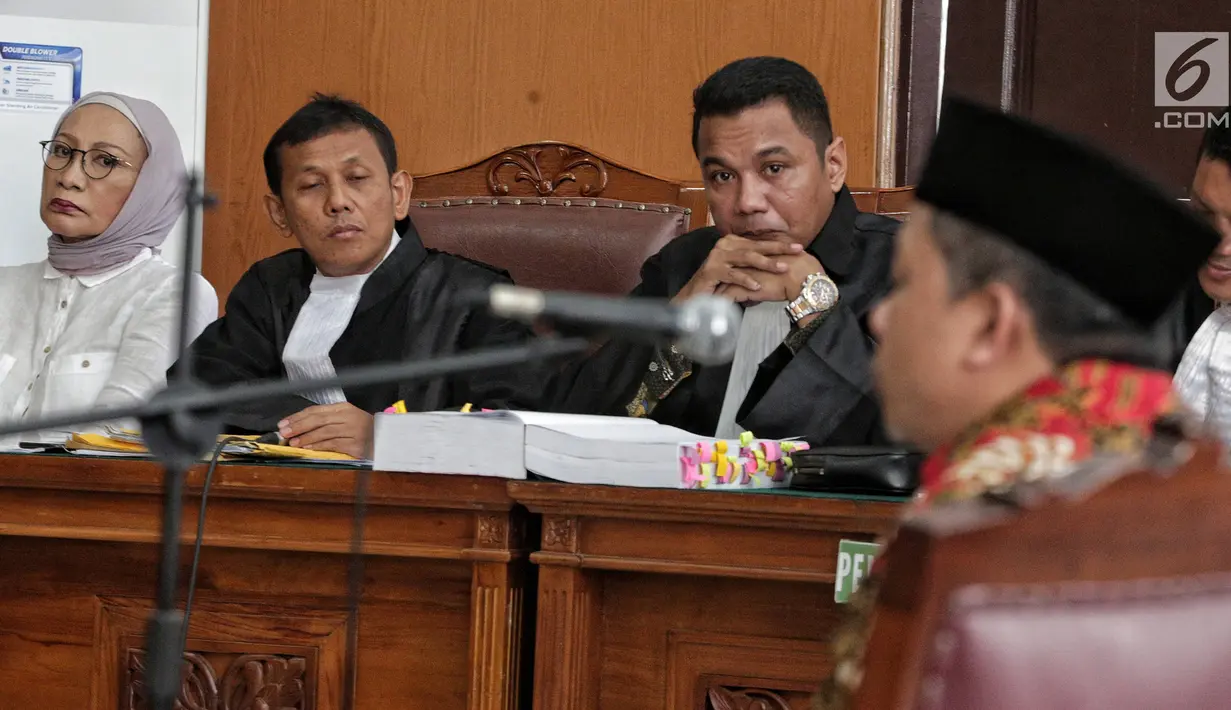 Terdakwa kasus penyebaran berita bohong atau hoaks Ratna Sarumpaet (kiri) mendengarkan kesaksian Wakil Ketua DPR Fahri Hamzah saat sidang di PN Jakarta Selatan, Selasa (7/5/2019). Fahri berpendapat, usai Ratna Sarumpaet meminta maaf seharusnya kasus ini selesai. (Liputan6.com/Faizal Fanani)
