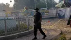 Petugas polisi Pakistan berjaga di lokasi bom bunuh diri di taman Gulshan e Iqbal Park di Lahore, Pakistan, Senin (28/3). Korban tewas akibat ledakan bom tersebut mencapai sekitar 69 orang. (AFP/ARIF ALI)