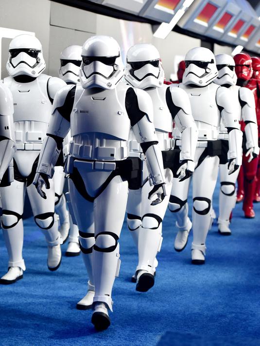 Prajurit tentara Stormtrooper menghadiri world premiere film Star Wars: The Rise of Skywalker di Hollywood, California, Senin (16/12/2019). Star Wars: The Rise of Skywalker akan menutup sekuel trilogi Star Wars yang pertama kali diluncurkan pada 2015 lalu. (Alberto E. Rodriguez/Getty Images/AFP)