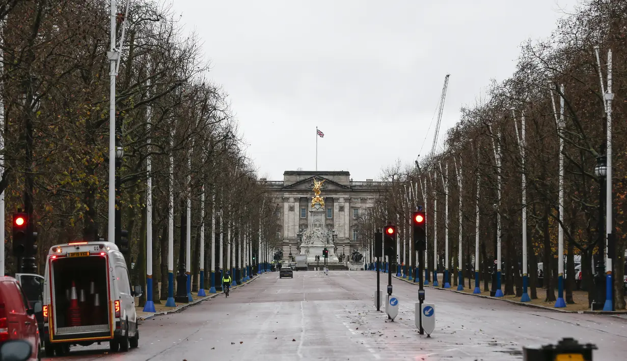 Suasana sekitar The Mall di depan Istana Buckingham, London, Inggris, 21 Desember 2020. Menteri Kesehatan Inggris Matt Hancock mendesak warga Inggris untuk berperilaku seolah-olah mereka sudah terjangkit virus corona COVID-19. (Xinhua/Han Yan)