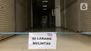 Pemberitahuan larangan melintas terpasang di salah satu pusat perbelanjaan di kawasan Depok, Jawa Barat, Kamis (4/6/2020). Pembukaan sejumlah mal di Depok akan dilakukan pada 16 Juni 2020, meski PSBB Depok berakhir pada hari ini. (Liputan6.com/Immanuel Antonius)