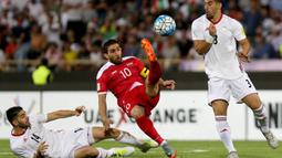 Gelandang Suriah, Mohamad Alkhatib, saat melawan Iran pada laga kualifikasi Piala Dunia 2018 di Stadion Azadi, Taheran, Selasa (5/9/2017). Finis urutan tiga grup A, Suriah lolos ke babak playoff untuk menantang Australia. (AFP/Atta Kenare)