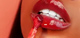 Efek bibir yang tampak penuh dan berkilau membuat gaya makeup ini cocok dikenakan untuk berbagai suasana. [Dok/Pexels.com/Twinkles_Photos].