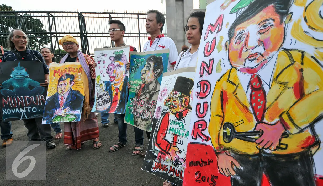 Forum Seniman Jakarta (Formaja) gelar aksi di depan pintu gerbang gedung MPR/DPR RI menuntut agar Ketua DPR, Setya Novanto untuk mundur, Jakarta, Senin (7/12/2015). (Liputan6.com/Yoppy Renato)