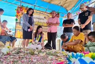 Keluarga dokter Icha saat berkunjung ke makam (Liputan6.com/Ola Keda)