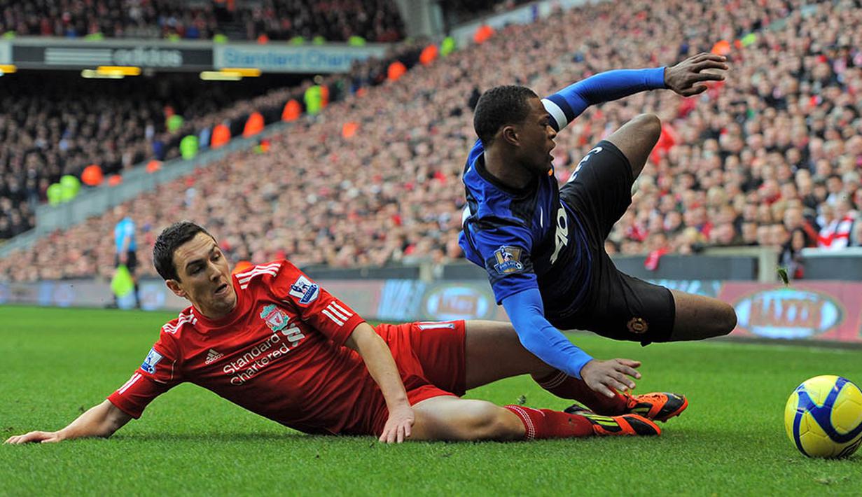 Gelandang Liverpool, Steward Downing, menekel bek Manchester United, Patrice Evra, pada laga Piala FA di Stadion Anfield, Inggris, Sabtu (28/1/2012)