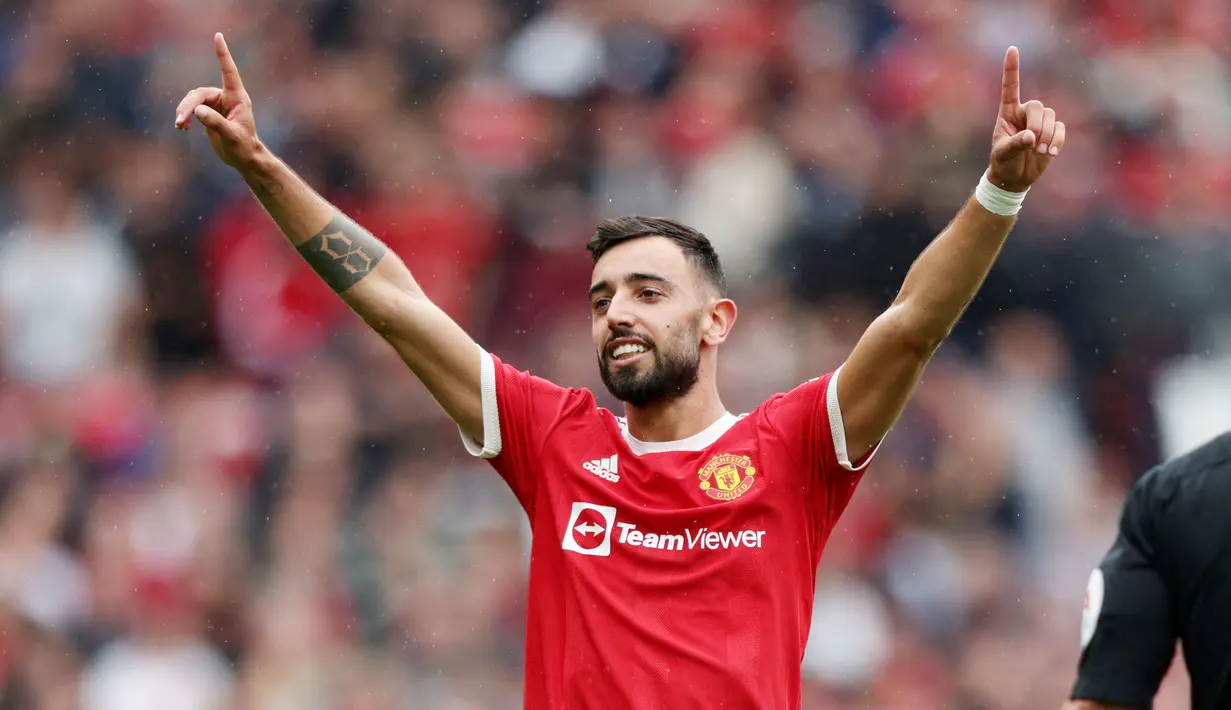Bruno Fernandes - Setan Merah mengamuk saat berlaga di pekan pembuka Liga Inggris musim 2021/2022 dengan menggilas Leeds United 5-1. Bruno tampil gemilang dengan memborong tiga gol di laga tersebut. (Foto: AFP/Adrian Dennis)