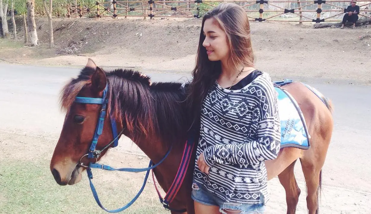 Angela Gilsha, si cantik yang piawai berakting ini memang selalu tampil simple dan santai dalam kesehariannya. Meski begitu, dengan pemilihan outfitnya Angela juga selalu berhasil terlihat seksi.  (Instagram/angelagilsha)