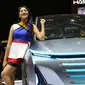 Dua model berpose sambil tersenyum di samping mobil Daihatsu pada pameran GAIKINDO Indonesia International Auto Show (GIIAS) 2019 di ICE BSD, Tangerang, Kamis (18/9/2019). GIIAS 2019 ke-27 mengusung tema Future in Motion dibuka Wapres RI Jusuf Kalla di ICE BSD, Tangerang. (Liputan6.com/Fery Pradolo)