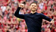 Pelatih Bayer Leverkusen, Xabi Alonso, merayakan gelar juara Bundesliga 2024 bersama suporter di BayArena, Sabtu (18/5/2024). (AFP/Ina Fassbender)