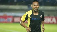 Gelandang Sriwijaya FC, Muhammad Ridwan, melakukan pemanasan jelang laga Torabika Soccer Championship 2016 melawan Persib di Stadion Si Jalak Harupat, Bandung, Sabtu (30/4/2016). (Bola.com/Vitalis Yogi Trisna)