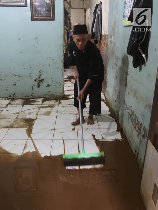 Warga membersihkan rumah mereka akibat banjir yang melanda Kampung Melayu, Jakarta Timur, Senin (25/6). (Liputan6.com/Arya Manggala)
