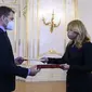 Presiden Slovakia Zuzana Caputova, kanan, menerima pengunduran diri Perdana Menteri Slovakia Igor Matovic, di Istana Kepresidenan di Bratislava, Slovakia, pada hari Selasa, 30 Maret 2021. (Pavel Neubauer / TASR via AP)