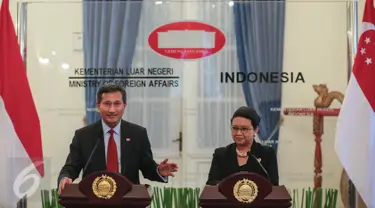 Menteri Luar Negeri Singapura Vivian Balakrishnan (kiri) bersama Menteri Luar Negeri Indonesia Retno LP Marsudi saat memberikan keterangan usai pertemuan di Gedung Pancasila, Jakarta, (12/1). (Liputan6.com/Faizal Fanani)