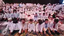 Ribuan anak yatim piatu menghadiri acara bertajuk 'Indahnya Bersyukur dan Berbagi Bersama Anak Yatim Piatu' di Jakarta, Kamis (23/6). Himpunan Bank-bank Milik Negara mengundang 3.500 anak yatim piatu di acara tersebut. (Liputan6.com/ Immanuel Antonius)