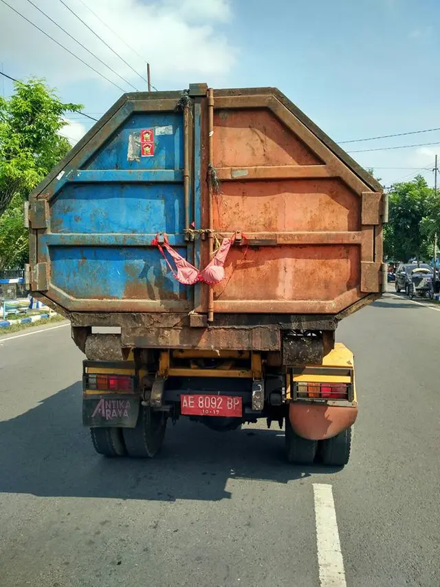 8 Benda Tersangkut Kendaraan Bakal Bikin Ngakak Keheranan