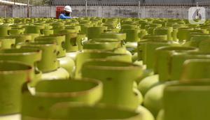 Aktivitas pekerja melakukan pengecekan tabung Liquefied Petroleum Gas (LPG) 3 kg di di Stasiun Pengisian Bahan Bakar Elpiji (SPBE) PT Sriwijaya Bumi Sejahtera, Palembang, Sumatera Selatan, Selasa (10/9/2024). (Liputan6.com/Herman Zakharia)