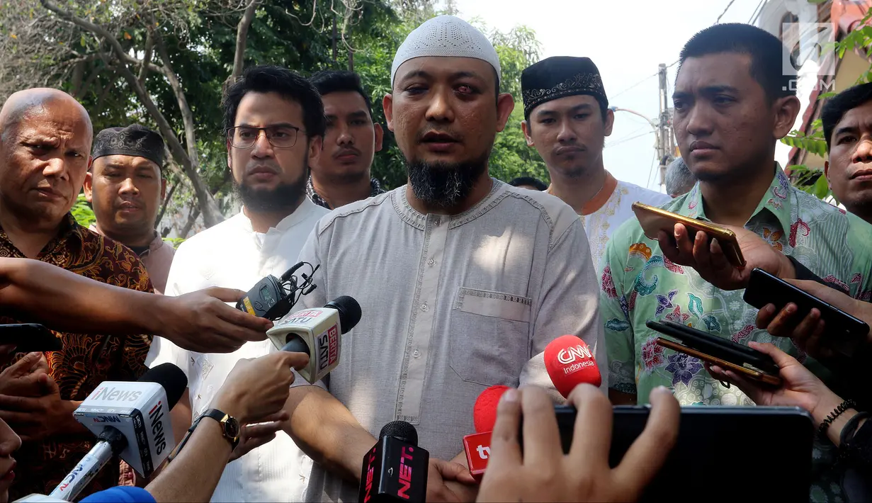 Penyidik KPK Novel Baswedan bersama Wadah Pegawai (WP) KPK memberi keterangan pers di sela silaturahmi di kediamannya di Kelapa Gading, Jakarta, Minggu (17/6). Silaturahmi digelar dalam rangka Idul Fitri. (Liputan6.com/JohanTallo)