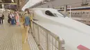 Jepang terkenal dengan kereta apinya yang sangat cepat, Shinkansen, bisa mencapai kecepatan 300 km/jam. Kali ini Vicky Shu berada di Stasiun Tokyo dan berfoto bersama kereta super cepat itu. (via instagram/@vickyshu)